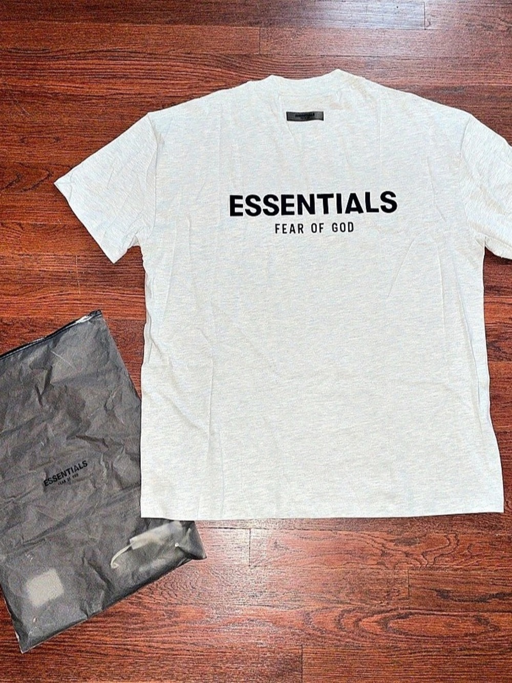 Essentials Fear of God T-Shirt Men's light oatmeal T-Shirt Size Large NWT